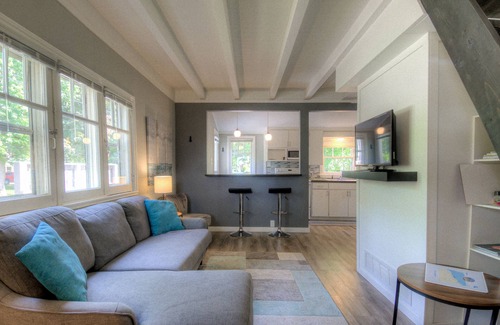 Macatawa Cottage | Lofted Cottage w/Lake Views & Pets Welcome