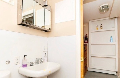 West Woodland Apartment | Loftium | Marvelous Apartment in the Heart of Ballard!