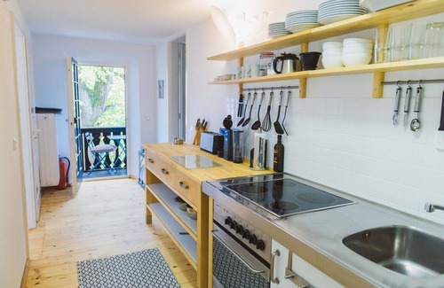 Holzhausen Apartment | Lofty spacious apartment with natural flair and lake view