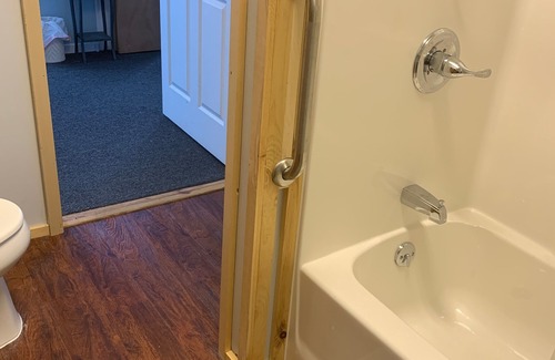 Moscow Apartment | Log building -town center -large rooms -electric charging station-sleeps 6-7