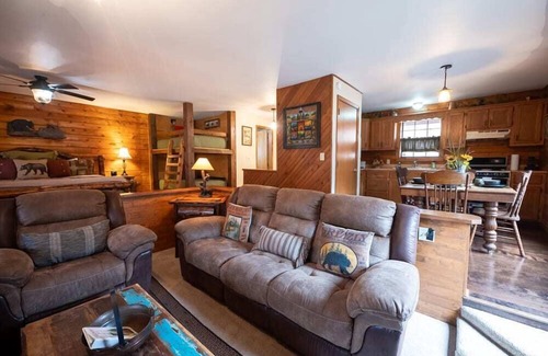 Eureka Springs Cabin | Log Cabin + Fire Pit + Trails + Porch Swing