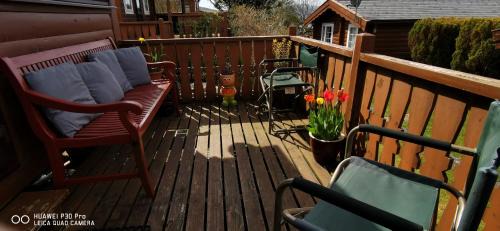 Bronaber House | Log cabin - free parking garden & pet friendly