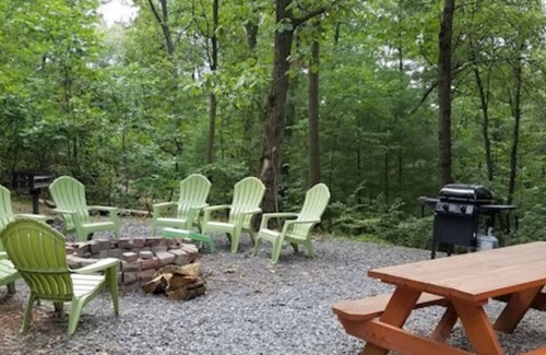 Huntingdon Cabin | Log Cabin in Wooded Area Near Raystown Lake Boat Access