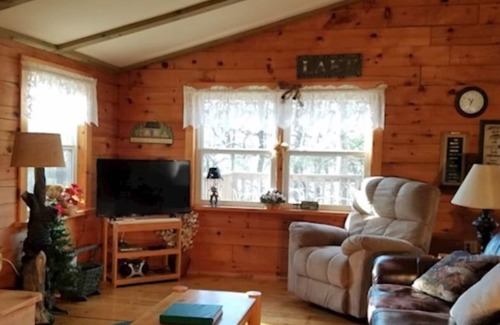 Huntingdon Cabin | Log Cabin in Wooded Area Near Raystown Lake Boat Access