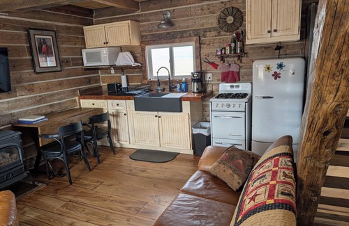 Clark Cabin | Log Cabin Sleeps 2-7 Base of Beartooth Mtn Near Cody WY & Yellowstone Natl Park