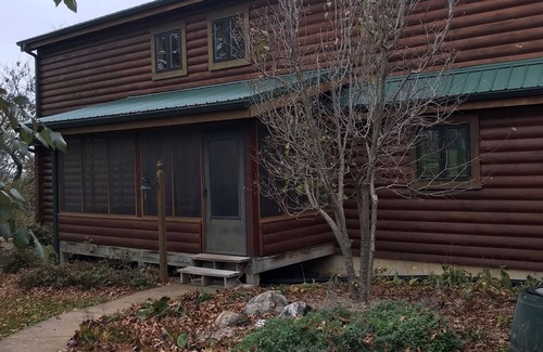 Pilot Grove House | Log cabin staycation for families! Beautiful country setting.