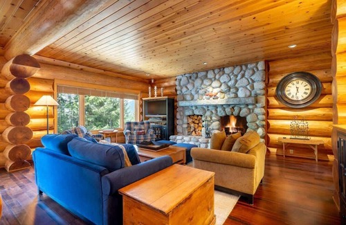Nordic Estates House | Log chalet w/hot tub & ski access near Creekside