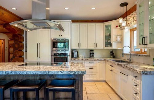 Nordic Estates House | Log chalet w/hot tub & ski access near Creekside