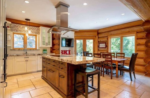 Nordic Estates House | Log chalet w/hot tub & ski access near Creekside