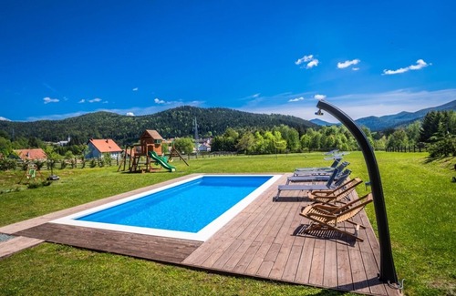 Ravna Gora Cottage | Log Home Mountain Mama - Charming Wooden Cottage with Wellness Amenities