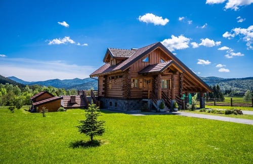 Ravna Gora Cottage | Log Home Mountain Mama - Charming Wooden Cottage with Wellness Amenities