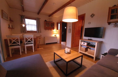 Damp House | Log house with large garden - WiFi included - only 5 minutes to the beach