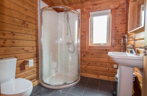 Aviemore Cabin | Log Lodge in a quiet part of Aviemore, 10 mins walk to town centre.