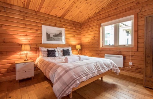 Aviemore Cabin | Log Lodge in a quiet part of Aviemore, 10 mins walk to town centre.