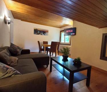 Les Houches Apartment | Logement mansardé dans maison avec jardin en bord de piste, vue montagne