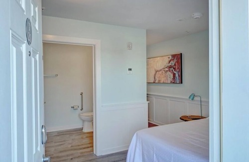 Surf City Hotel | Loggerhead Inn & Suites - Queen Room in hotel in Surf City, North Carolina