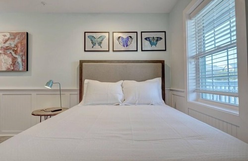 Surf City Hotel | Loggerhead Inn & Suites - Queen Room in hotel in Surf City, North Carolina
