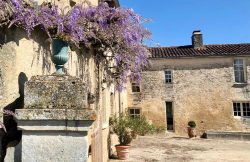 Saint-Hilaire-des-Loges Bed & Breakfast | Logis de La Touche