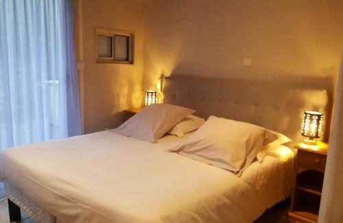 Villeneuve-les-Avignon Hotel | Logis Hôtel - Restaurant Résidence Les Cèdres