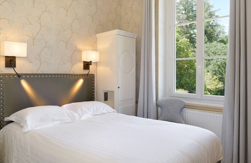 Salbris Hotel | Logis Le Domaine De Valaudran