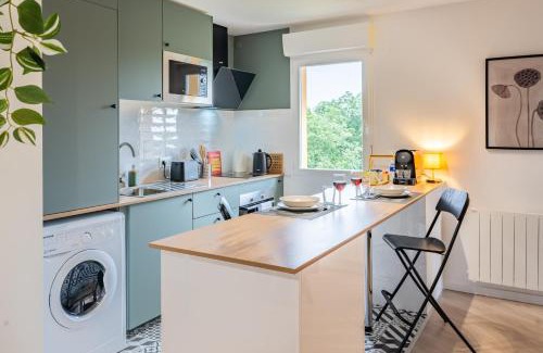 Chatellerault Apartment | Logis Verde à 5 minutes de l'autoroute A10, balcon & parking privé