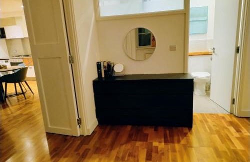 Hoxton Apartment | London City Old St Metro Luxury 1 bed Free Parking Library Conversion