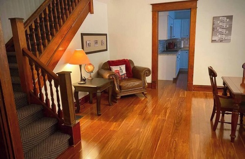 London Apartment | London Maisonette: Black Doorn Great space in a small town close to a big city!