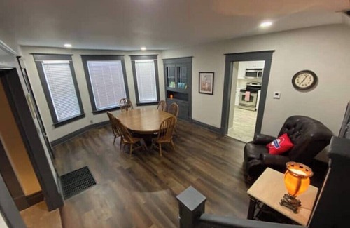 London Apartment | London Maisonette: Red Doorn Great space in a small town close to the big city!