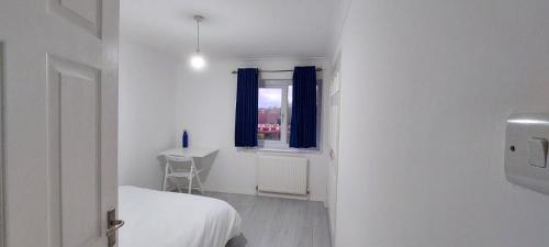 Squirrel's Heath House | London Travellers Room - Romford, Hornchurch, Gidea Park to Heathrow via Elizabeth line