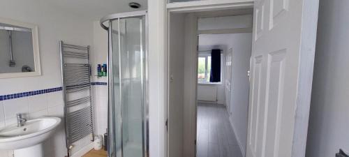 Squirrel's Heath House | London Travellers Room - Romford, Hornchurch, Gidea Park to Heathrow via Elizabeth line