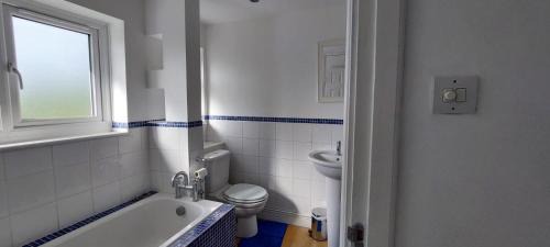 Squirrel's Heath House | London Travellers Room - Romford, Hornchurch, Gidea Park to Heathrow via Elizabeth line
