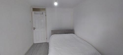 Squirrel's Heath House | London Travellers Room - Romford, Hornchurch, Gidea Park to Heathrow via Elizabeth line