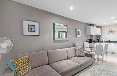 Queenstown Apartment | Londwell, Chelsea Living, Central Flat with Balcony