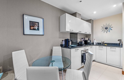 Queenstown Apartment | Londwell, Chelsea Living, Central Flat with Balcony