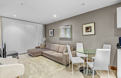 Queenstown Apartment | Londwell, Chelsea Living, Central Flat with Balcony