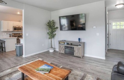 Kalispell House | Lone Pine Retreat - 3BR 3BA - With Hot Tub
