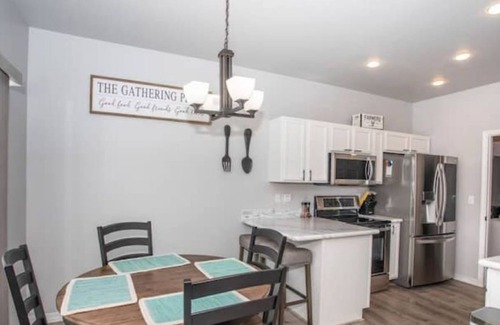 Kalispell House | Lone Pine Retreat - 3BR 3BA - With Hot Tub