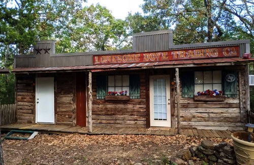 Canton Cabin | Lonesome Dove Near First Monday Trade Days