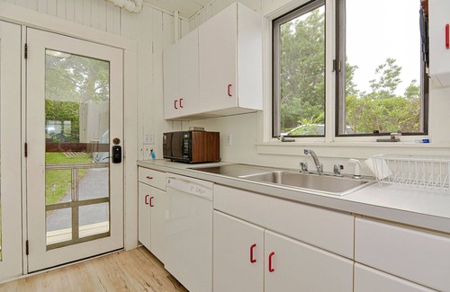 Gloucester House | Long Beach House: Large, comfortable home just 285 ft from the white sands!