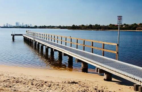 Booragoon House | Long Term Stay FiFO Queen Size Bedroom Near Sawn River City Fremantle University