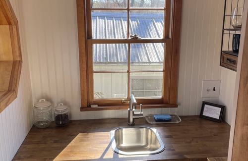 Gainesville Cottage | Longhollow Cottage-Right on the water w/private boat dock and screened in porch
