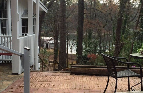 Gainesville Cottage | Longhollow Cottage-Right on the water w/private boat dock and screened in porch