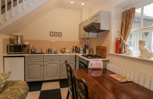 Grange-over-Sands Cottage | LONGLANDS GROOM'S QUARTERS, pet friendly, with a garden in Cartmel