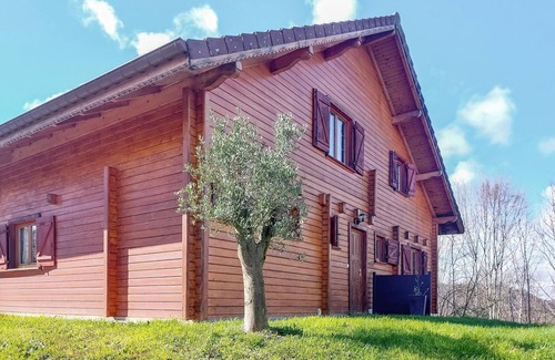 Anould House | Look forward to this large and authentic wooden chalet with an outdoor hot tub.