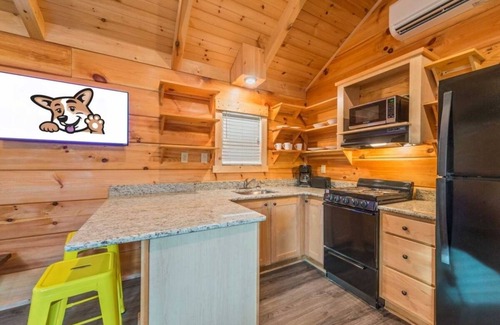 Bryan Cabin | Look No Further! Full Kitchen, Outdoor Swimming Pool, Pets are Allowed Here