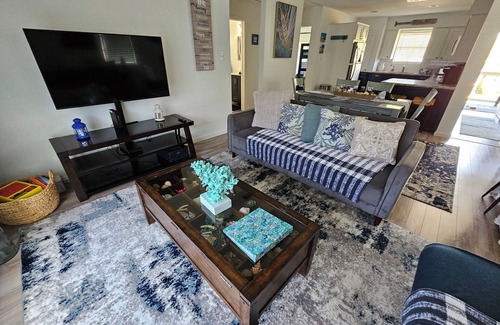 Clear Lake Shores House | Looking for family retreat with coastal-island vibes? Casa Verde is for you