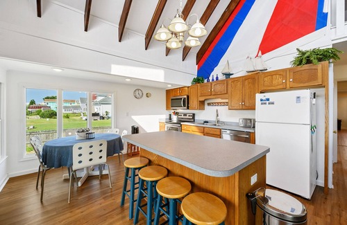 Chincoteague House | Lookout on Main - Your Waterfront Wonderland!