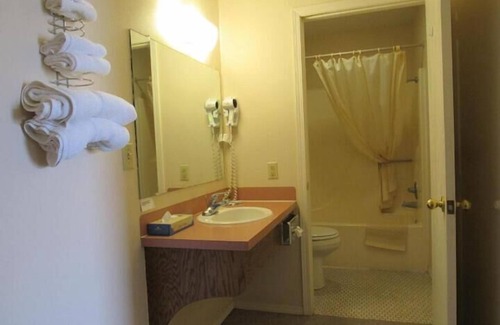 Bridgeport Hotel | Los Tres Gallos