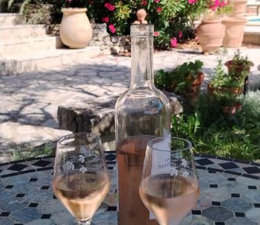 Cabrieres-dʼAigues Bed & Breakfast | Lou jasset