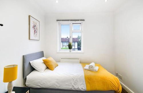Loughton Apartment | Loughton 3 Bedroom Sleeps 5 by BSE Homes